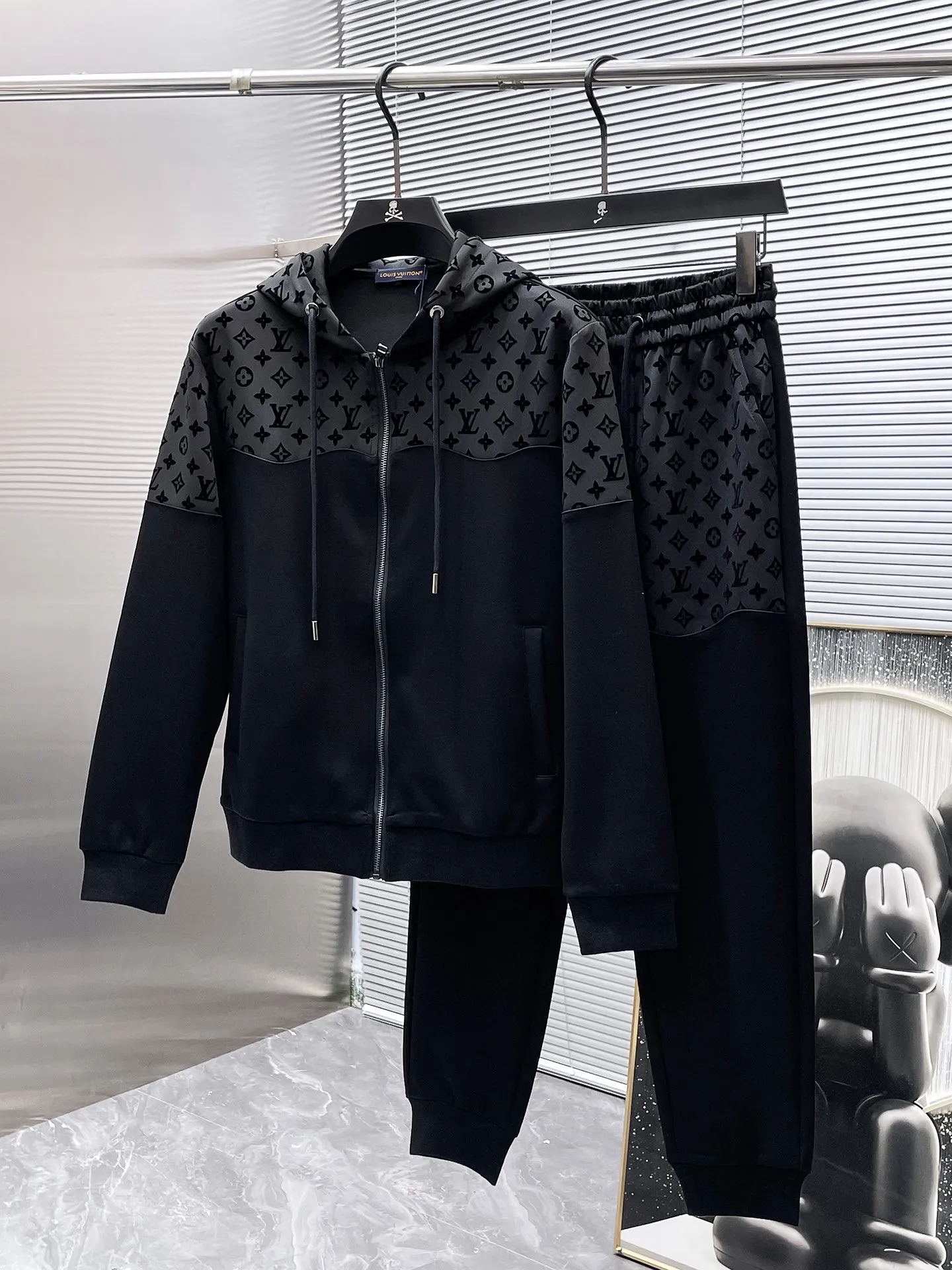 🅿️720 LV hot-selling suit is coming. Focus on the original version of the official website. 2025 new hot-selling cardigan suit. The original order is the best. 🇭🇰The meticulous work of top designers. It has a fitting and perfect upper body effect. All-natural high-quality Tencel Roman cotton 100%, close-fitting comfort, noble and elegant! Original hardware embodies elegance and nobility! Counter size: M-3XL (maximum wear up to 190 pounds)